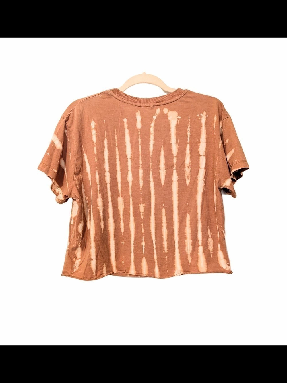 No Boundaries Brown Tie-Dye Daisy Graphic Crop Top - Picture 2 of 5
